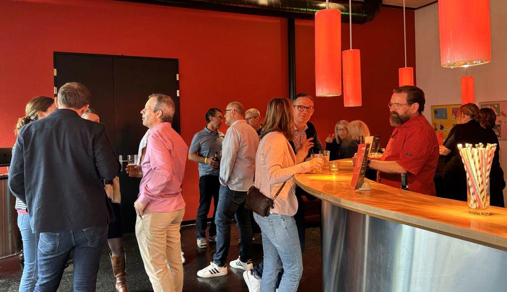 Die Gäste unterhielten sich im Foyer, bedienten sich am orientalischen Buffet und genossen die Musik.