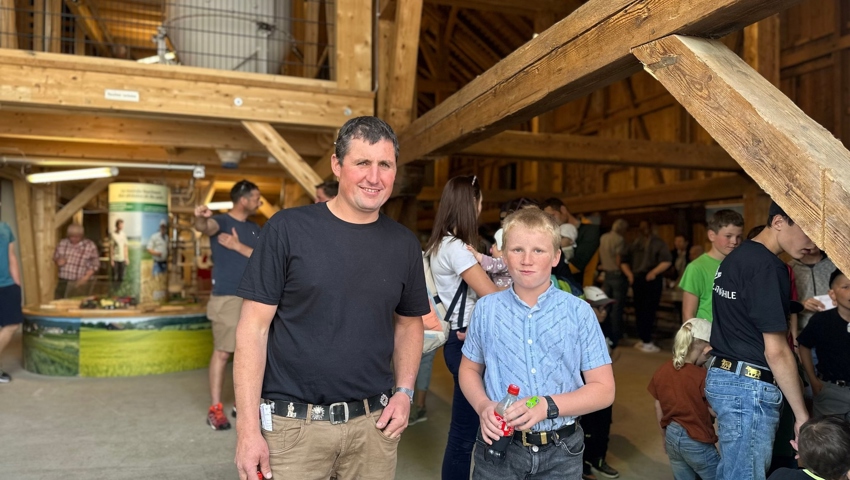 Michael Lieberherr, Präsident der Genossenschaft Alpsteinmühle, mit Sohn Elio. 