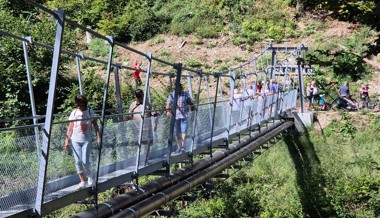 Stau bei der offizielle Einweihung der neuen Hängebrücke