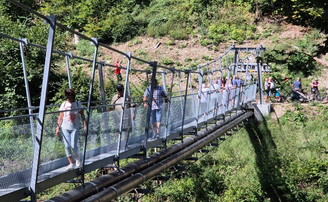 Stau bei der offizielle Einweihung der neuen Hängebrücke