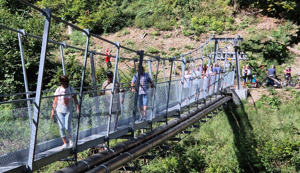 Die Hängebrücke zwischen Jonschwil und Bazenheid überquerten am offiziellen Eröffnungstag am 29. August mehrere hundert Menschen.