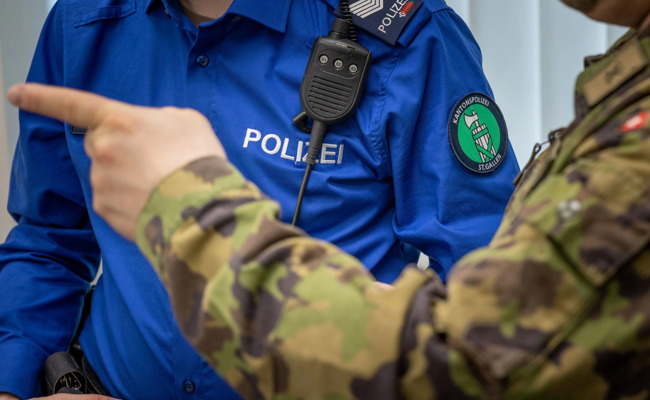 Ein Militärfahrzeug ist auf der Autobahn mit einer Leitplanke kollidiert