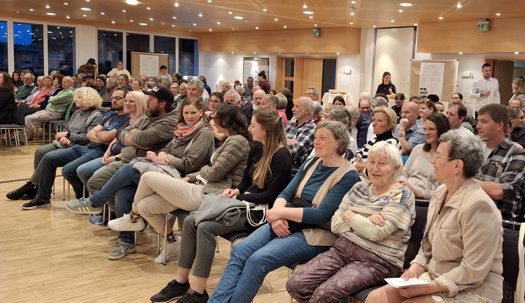 Viel Volk und viel Redebedarf: Sowohl vor als auch nach dem Informationsabend diskutierte die Bevölkerung eifrig die Ideen- und Projektskizzen, die von den Arbeitsgruppen erarbeitet worden waren.