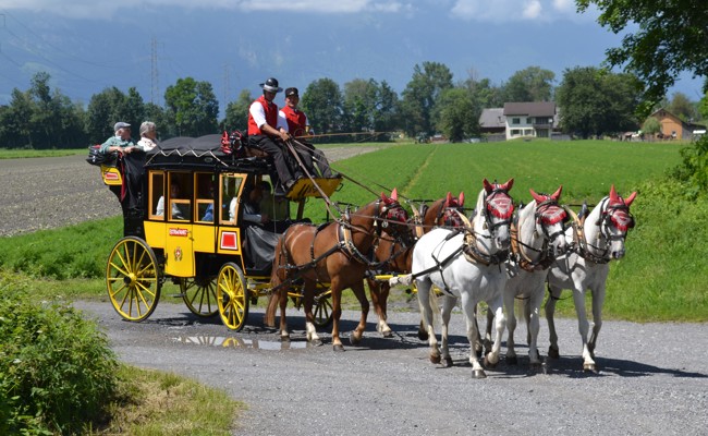 Mit der historischen Postkutsche und acht Gästen rund um die Churfirsten