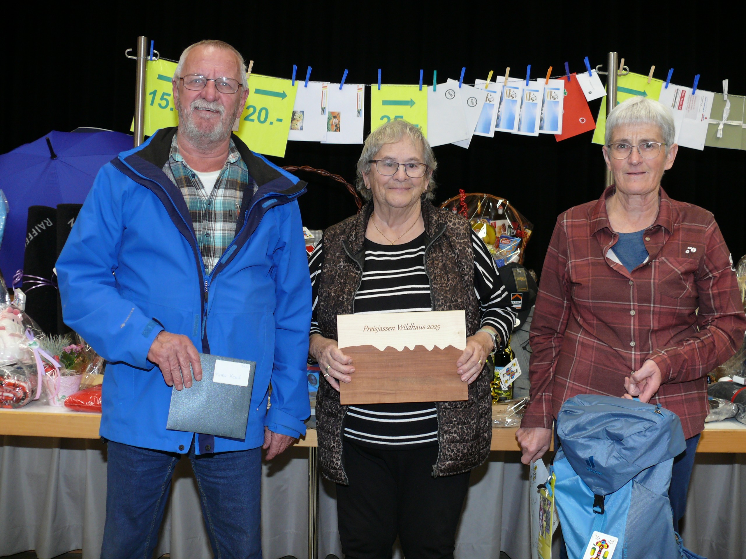 Zwei Frauen spielen sich im Chuchitobel aufs Jasspodest