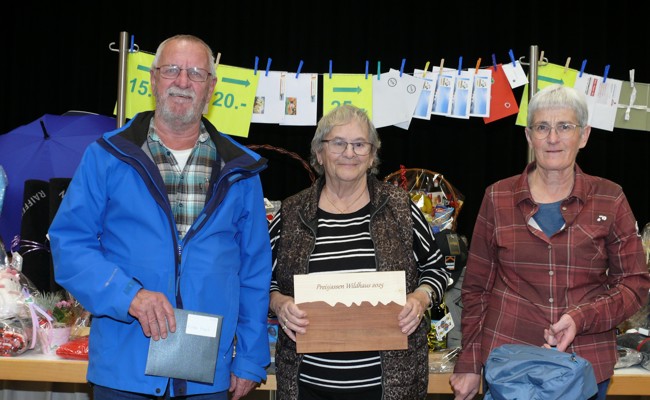Zwei Frauen spielen sich im Chuchitobel aufs Jasspodest
