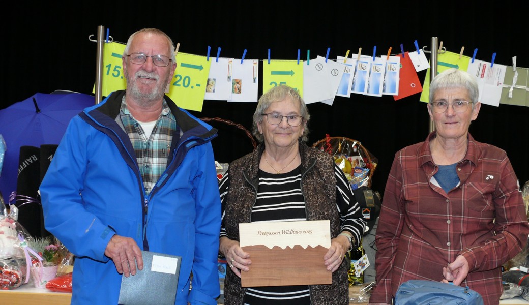 Sie jassten am erfolgreichsten (von links): Werner Gadient, Ricken (2. Rang); Klara Hanselmann, Grabs (Siegerin); und Elisabeth Kaiser, Gams (3. Rang).