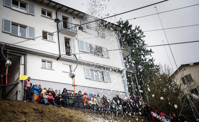 Kein Schnee – und doch ein Skifahrer: Das kleinste Skigebiet eröffnet mit einem Knall