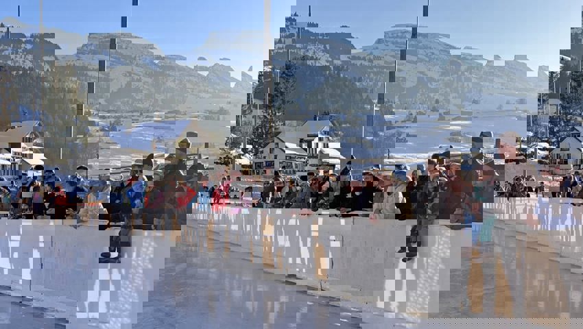  Zuschauer entlang der Bande.