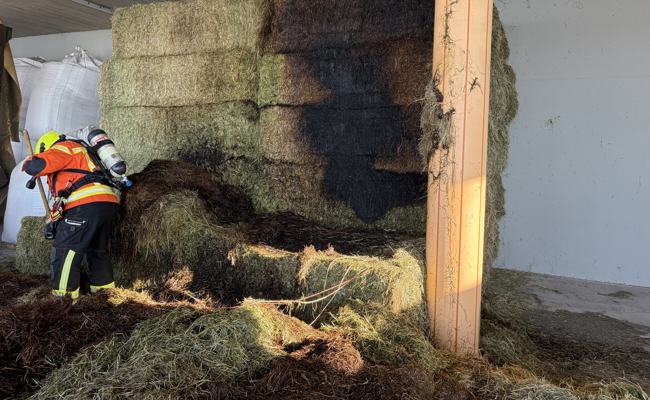 Rauch aus Heuballen: Knapp am Brand vorbei