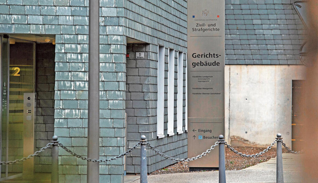 Die Verhandlung vor dem Gericht wurde zwecks Einvernahme der Angeklagten vertagt.