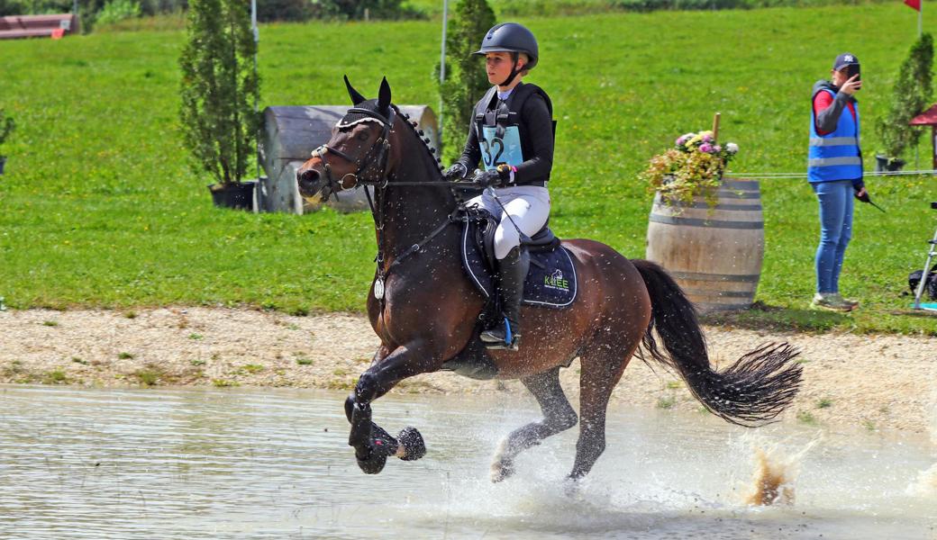 Juniorin Lia Schadegg galoppiert zu SM-Gold