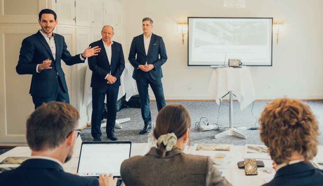 Das Team der St.Galler Kantonalbank überzeugte die «Bilanz»-Jury (v. l.): Stefan Gähwiler (Leiter Markt Key Clients PB), Thomas Stucki (Leiter Investment Center) und Christoph Göldi (Teamleiter Finanzplanung/Vorsorge); Foto: Samuel Schalch