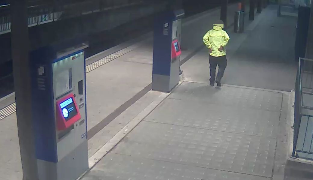 Tötungsdelikt am Bahnhof: Polizei sucht Jacke des Tatverdächtigen Tötungsdelikt am Bahnhof: Polizei sucht Jacke des Tatverdächtigen