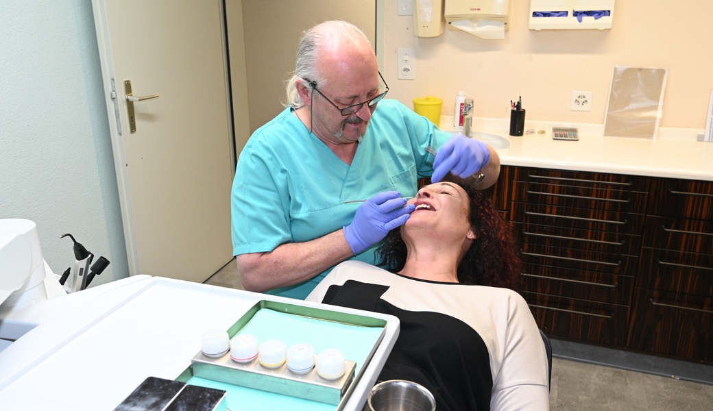 Hugo Kostezers letzte Patientin war seine Frau Gabi. «Auch mir hat er die Angst vor dem Zahnarzt genommen», sagt sie.