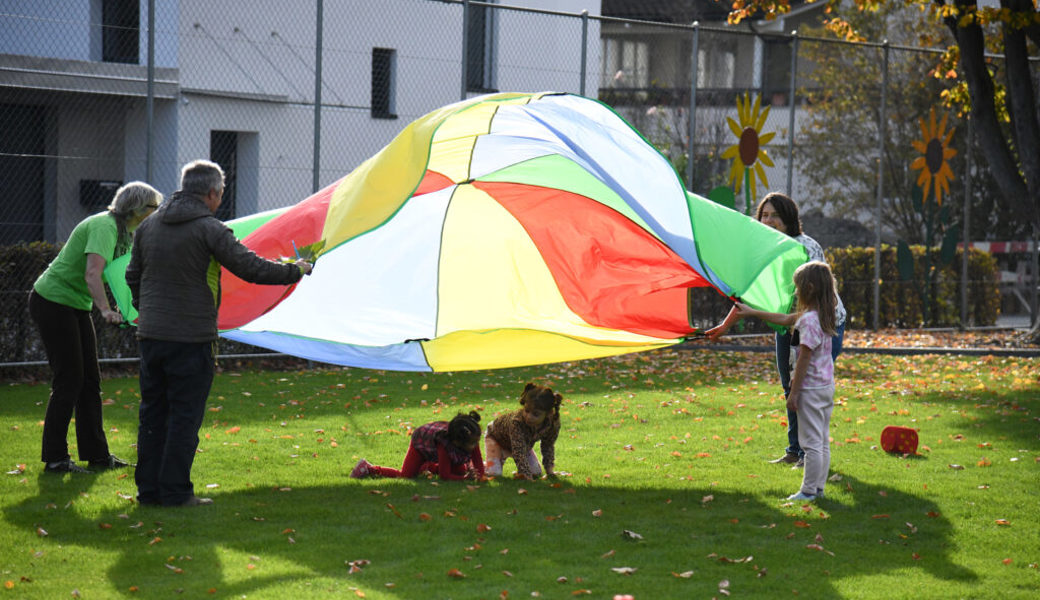  Luftiges Spiel unter dem Schwungtuch am Spielfest. Bilder: Hansruedi Rohrer