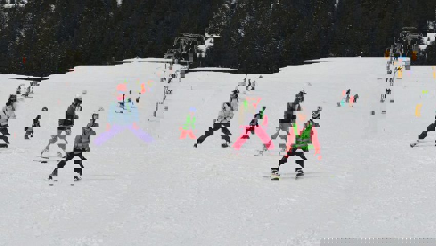  Die etwas geübteren Fahrerinnen und Fahrer kurven vergnügt die Piste hinunter. 