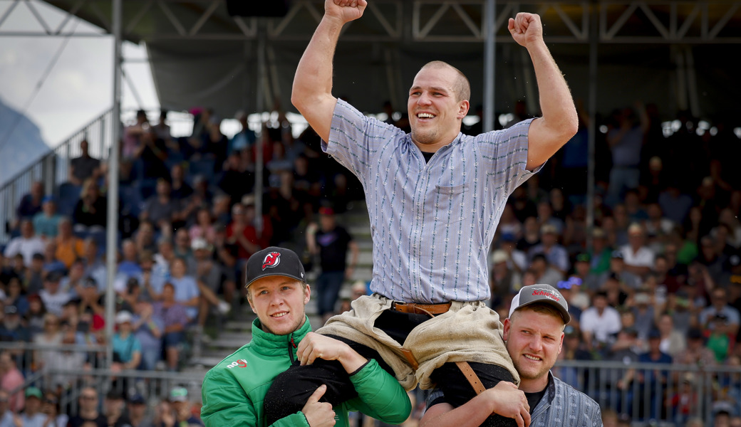 26. Mai: Das 109. St. Galler Kantonalschwingfest fand in Grabs statt. Es triumphierte Marco Good.