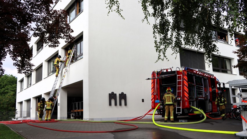  Da der Gang stark verraucht war, wurde ein Teil der Schülerinnen und Schüler sowie der Lehrerschaft über Schiebeleitern ins Freie evakuiert.