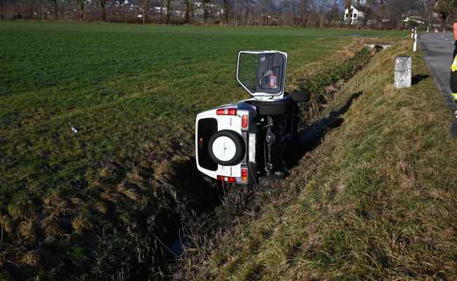 Auto landete nach Kollision in Bachbett