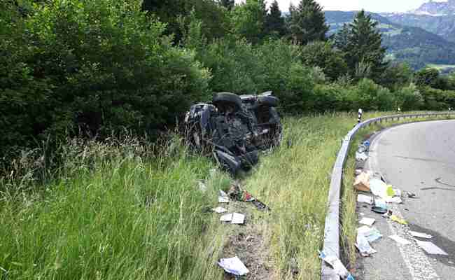 Auto einer 78-jährigen Frau überschlägt sich in Autobahnverzweigung