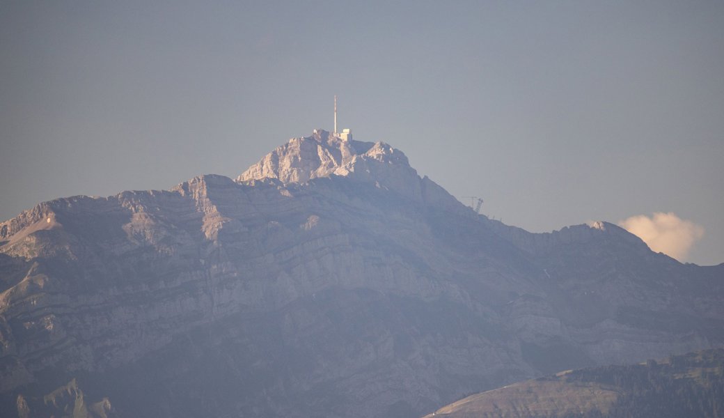 Der neue Mast am Säntis ist 43 Meter hoch und jetzt Teil der Bergsilhouette. Hier ein Bild während des Stützenbaus.