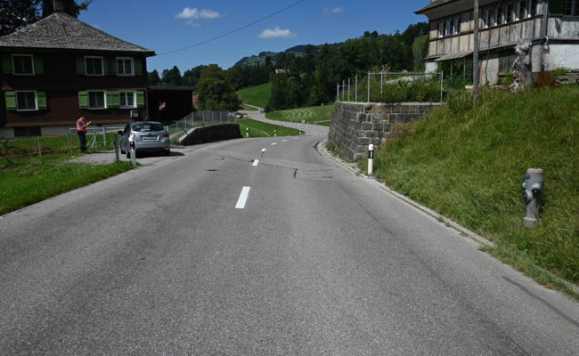 Bei Strassenquerung kam es zur Kollision zwischen einer Autofahrerin und einem Kind