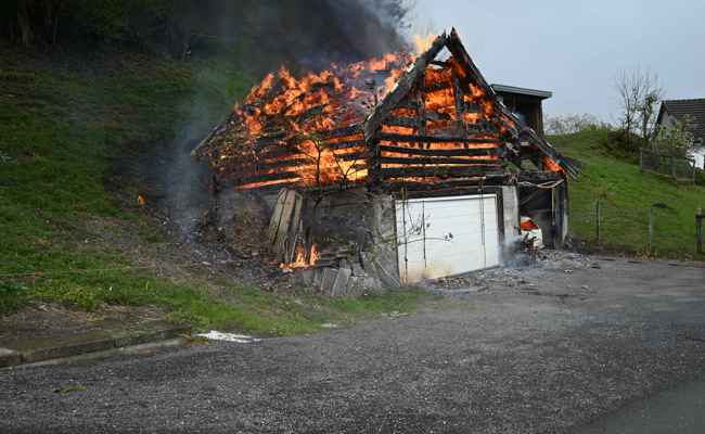 Stall und Autos gehen in Flammen auf