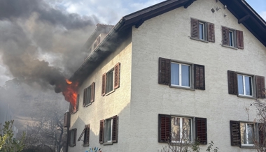 Eine Wohnung brannte, Menschen aus Häusern evakuiert