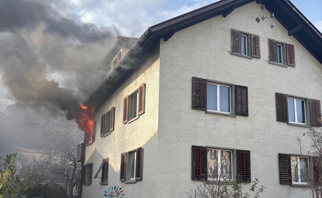 Eine Wohnung brannte, Menschen aus Häusern evakuiert