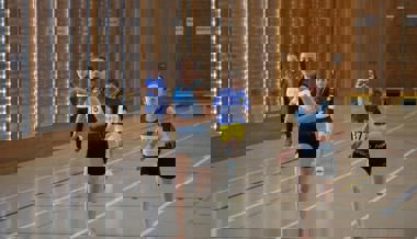 Spannendes Duell: Junge Sennwalderinnen feiern am Hallenmeeting einen Doppelsieg