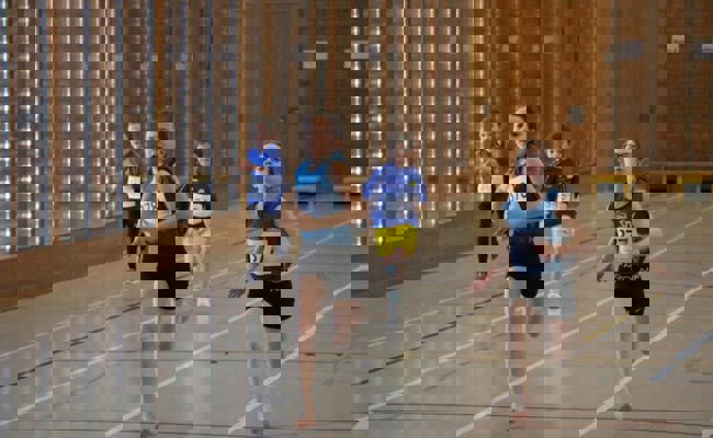 Spannendes Duell: Junge Sennwalderinnen feiern am Hallenmeeting einen Doppelsieg