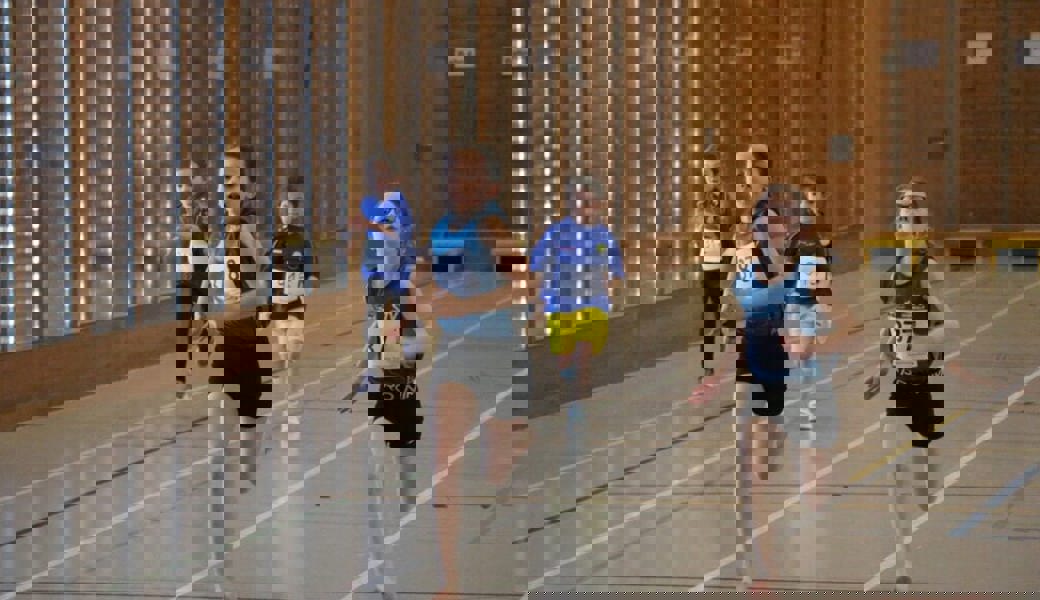  Am Ende waren die beiden Sennwalderinnen im Sprint genau gleich schnell: Dreikampf-Siegerin Enya Siegfried (links) und Nina Leuener. 