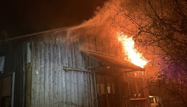 Leerstehendes Haus in Flammen