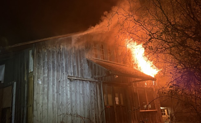 Leerstehendes Haus in Flammen