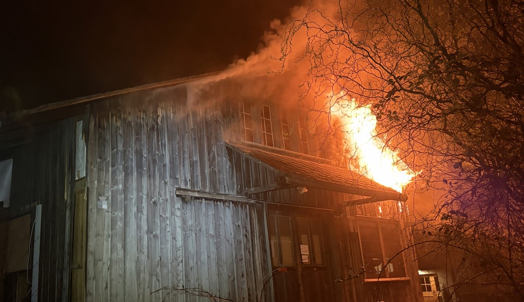 Leerstehendes Haus in Flammen
