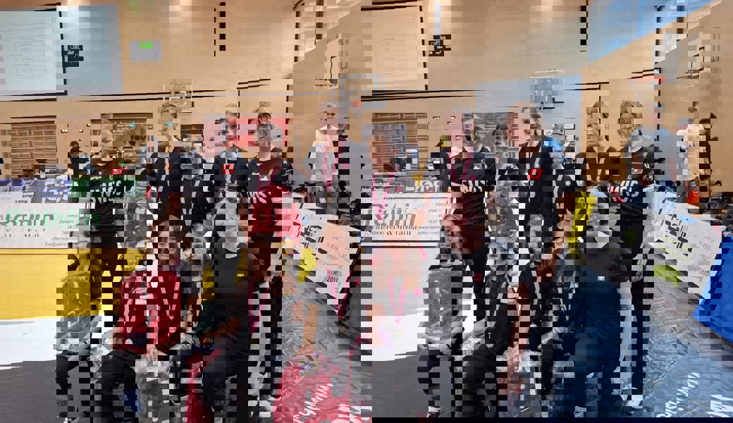 Conny Ritter (in der vorderen Reihe mit dem Pokal) kämpfte zusammen mit einem Team Ostschweizer Ringerinnen in Österreich.