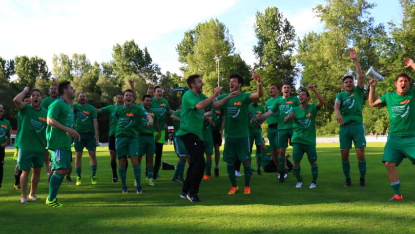  Der Höhepunkt in der 100-jährigen Geschichte des FC Buchs: Die Spieler feiern 2017 ausgelassen den Aufstieg in die 2. Liga Interregional. 