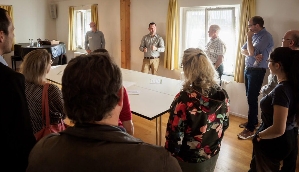  Philipp Schneider vom Gasthaus Krone in Mosnang (Bildmitte) berichtete über seine Erfahrungen mit der Vier-Tage-Woche. 