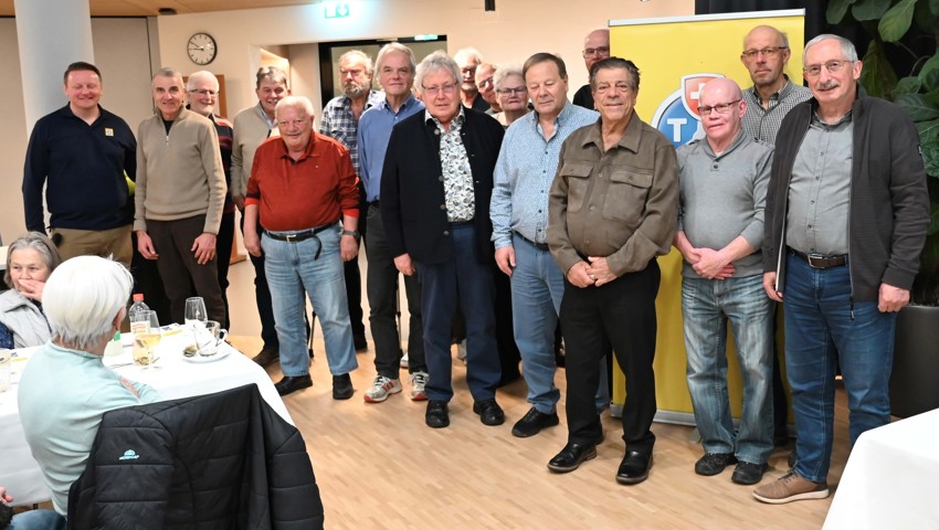 Präsident Zijad Hadrovic (links aussen) ehrte diverse Jubilare für 50 Jahre TCS-Mitgliedschaft.