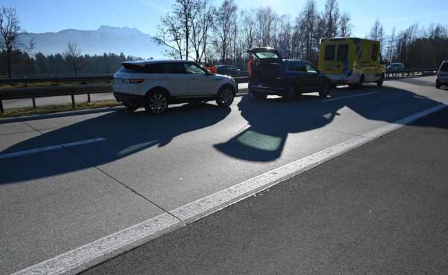 Isolationsmatten auf Fahrbahn lösen Auffahrkollision aus