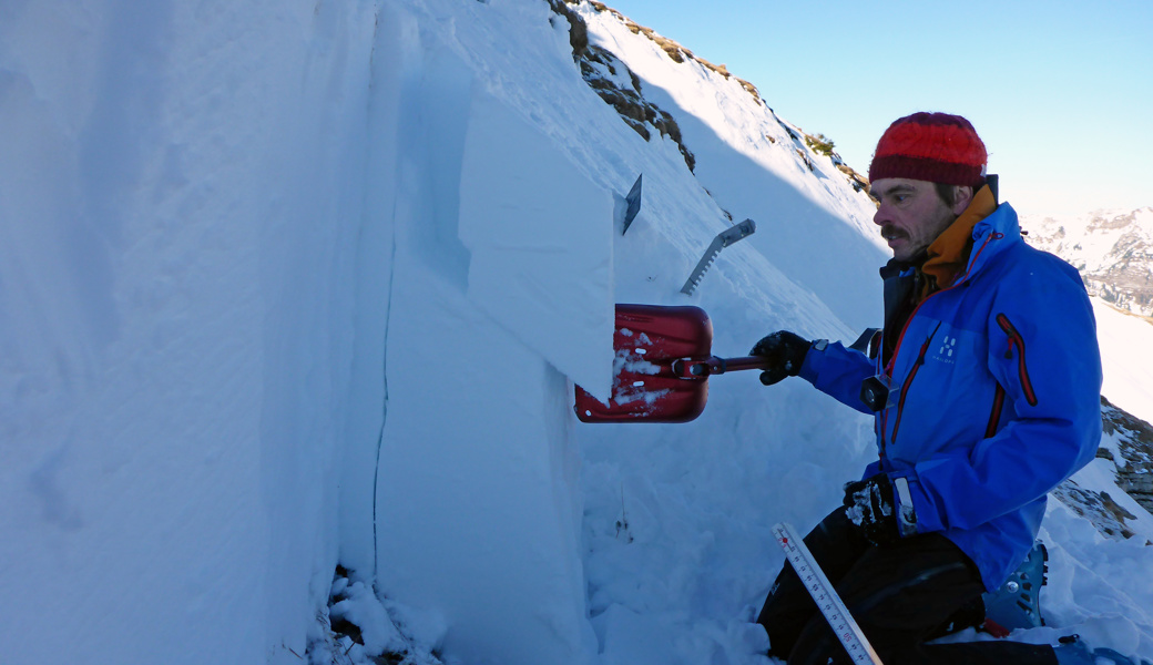 Gefährliche Altschneeschicht: Lawinenspezialist Peter Diener beim Test der Schneedecke.