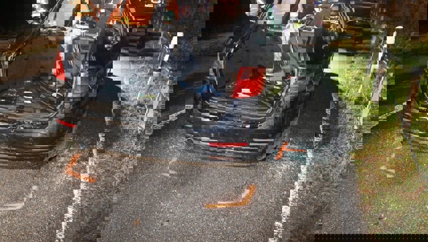  Das Personenfahrzeug, das bei der Kollision mit dem Linienbus stark beschädigt wurde.