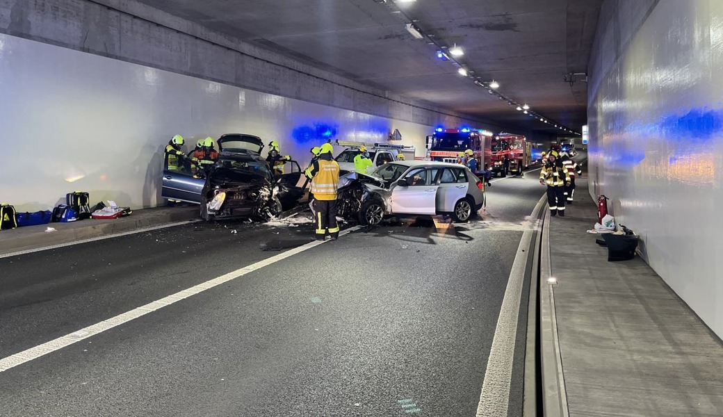 Auf der Umfahrungsstrasse H16 kam es zuletzt am 22. August zu einem Unfall, als drei Menschen bei einer Frontalkollision im Tunnel Engi verletzt wurden. 