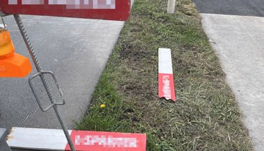 Autofahrer fährt in Baustellenabschrankung und ist jetzt den Ausweis los