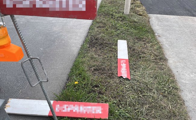 Autofahrer fährt in Baustellenabschrankung und ist jetzt den Ausweis los