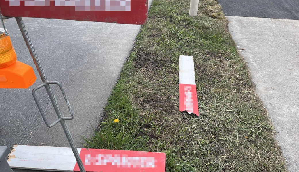 Auf Höhe des Abzweigers Steinigfurt fuhr der Autofahrer in eine Baustellenabschrankung.
