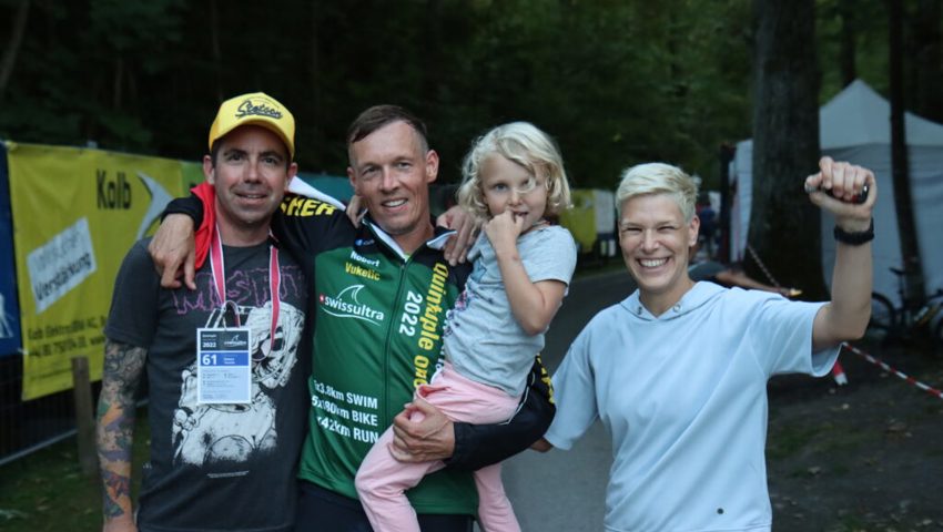  Helfer Chris Stoop (links) und die Familie Vuketic freuen sich über den Erfolg von Swissultra-Teilnehmer Robert Vuketic. 
