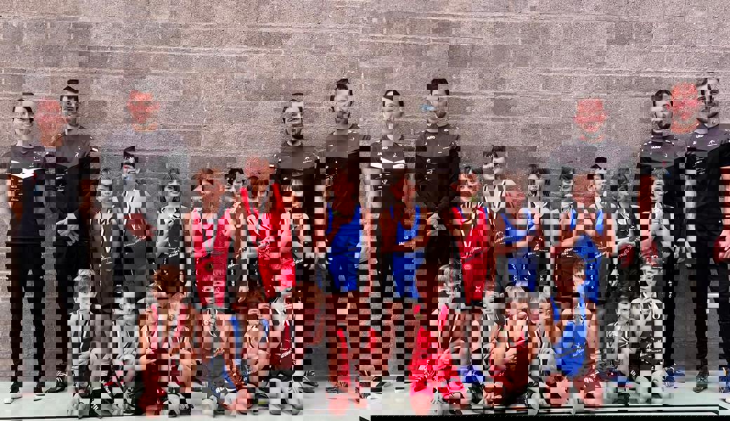 Viele zufriedene Gesichter bei den Ringerinnen und Ringern, bei Schiedsrichterin Yara Vetsch (ganz links) und den Trainern (von links) Patrick Schmid, Angelo Loher und Urs Zogg.