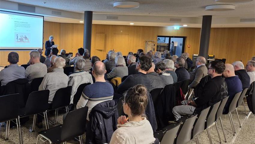 Gegen 50 Interessierte folgten im Forum des BZBS dem mit Anekdoten aufgelockerten Referat.